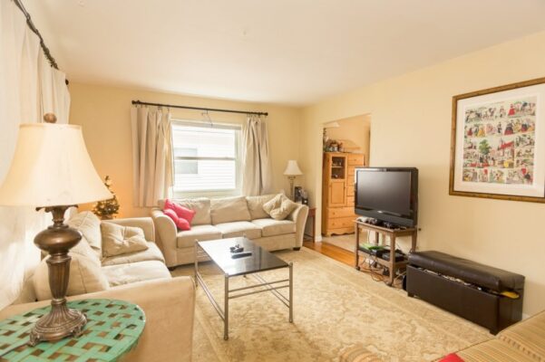 Dọn dẹp và sắp xếp là bước đầu tiên để có một phòng ngủ thoải mái