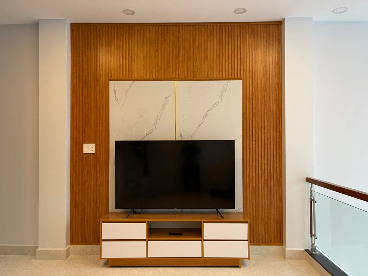 Tấm nhựa Vincoplast ứng dụng làm kệ TV