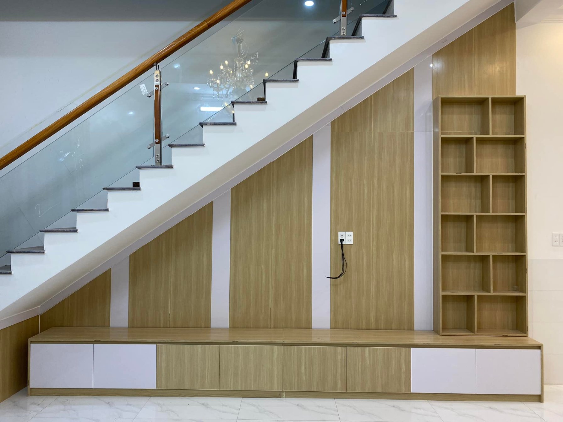 Tấm nhựa Vincoplast ứng dụng làm tủ chân cầu thang